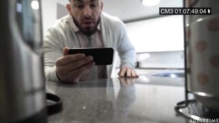 Az óriás keblű bejárónő megdugva