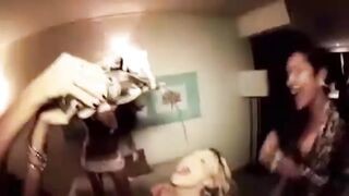 Tini lány a nevelő testvérén lovagol