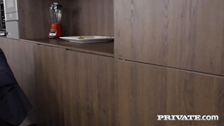 Private - Mona Blue kiborotvált picsája bekúrva