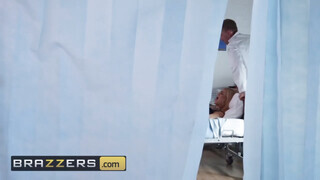 Brazzers - Bonnie Rotten púzójában az óriás dákó