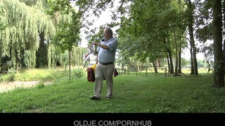 Oldje - Öreg manus dugja a tini sunát