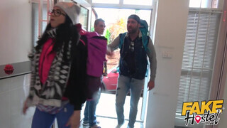 Fake Hostel - Latin lány a pasija előtt kúrel