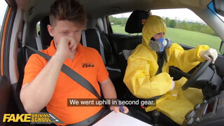 Fake Driving School - vegyvédelmi ruhában ül be a lány a kocsiba