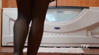 Megan Rain cidázza a saját lábujjait és ujjazza magát