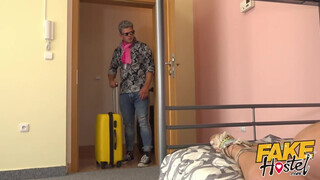 Fake Hostel szűk pinájú olasz lány és kettő farok