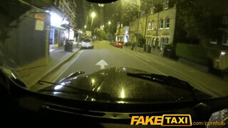 FakeTaxi utcán álló lány szeret szopni