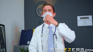 Christina Shine új kezelést kap a dokitól - Brazzers