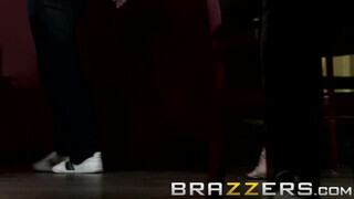 Brazzers - Keiran Lee egyszerre basz meg dupla sunát