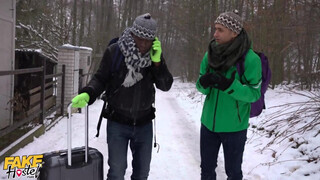 Méretes didkós tini lány és a turista srácok - Fake Hostel