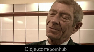 Magyar pornós lány baszik idős sráccal - Oldje