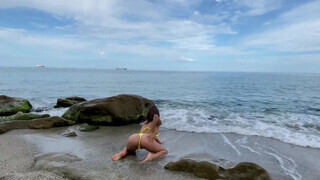 Bikinis lány beleül a farokba