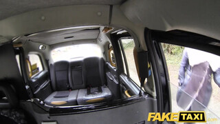 Tetovált ribancok popóba tolva - Fake Taxi