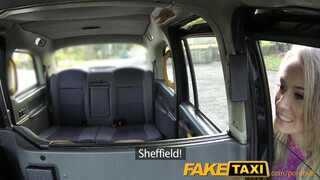 FakeTaxi - vékony csajszi szexy csizmában