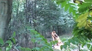 Asszony az erdőben kefél szexvideó
