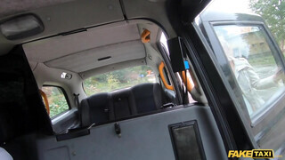 Fake Taxi - Cuki csaj kefélni akar a taxiban
