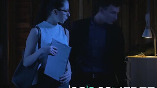 Rebecca Volpetti méretes pélót kap a fenekébe