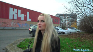 Public Agent - Victoria Pure muffjába betolja a csávó