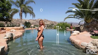 Brooklyn Chase megdöngetve a medence partján