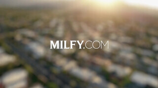 MILFY - Savannah Bond méretes farokkal popóba kefélve