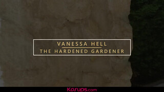 Karups - Vanessa Hell a kicsike keblű milf
