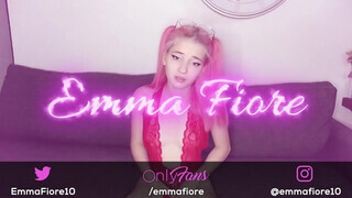 Emma Fiore méretes dildókat nyom a popójába