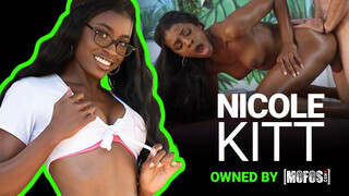 Mofos - Nicole Kitt a gyönyörű hatalmas didkós barna lány