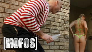 MOFOS - Harley King a fullos világos szőke tini lány