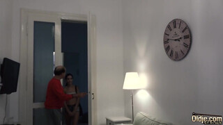 Vén férfi megdugja a csinos csajt és a lábára élvez