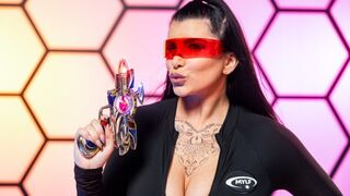 Romi Rain szenvedélyesen hódol egy idegen lénnyel az emberiség megmentéséért!