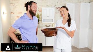 Brad Newman kipróbálja a saját nuru olaját egy dögös masszőrrel