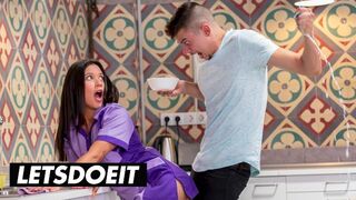 Jade Presley, a dögös szobalány takarít és élvezi a hatalmas farkat a tűzforró szobában