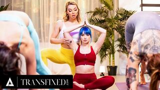 Emma Rose transz jógaoktatót rajtakapják, ahogy Jewelz Blu-t simogatja egy forró jógaórán!
