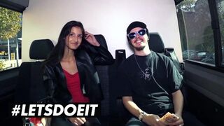 Karcsú barna Coco Kiss fizetségért élvezi a hatalmas fekete farkat az autóban