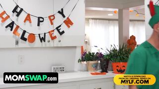 Sydney Paige és Mandy Rhea, két dögös mostohaanya, halloweenre csábító, kibuggyanó ruhát választ, hogy felizgassa Berry McKockinert