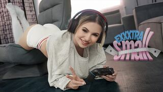 Kis tini csaj Aria Banks elkapja magas mostohabátyját Chris Epicet, aki a szobájában veri a fasza