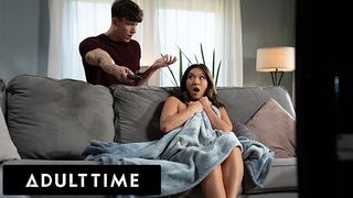 Adult Time forró kalandja - Kimmy Kimm maszturbálás közben bukkan a hatalmas farkra, és nem bír ellenállni