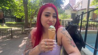 Vörös argentin lány odavan a fagylaltért, aztán mohón szívja a farkamat