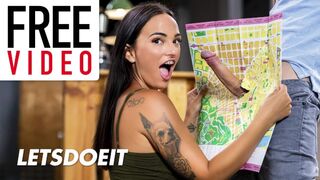 Forró éjszaka a Horny Hostelnél: Zuzu Sweet és Claudia Bavel félreértése teljes jelenetben