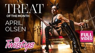 Twistys bemutatja April Olsen dögös fehérneműben, amint szétteríti szárnyait és gyönyörű combjait