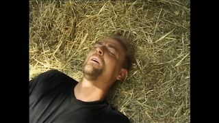 Meri és Sandra mohón nyelvelik Horst Baron vastag, erekcióban feszülő farkát válogatásban