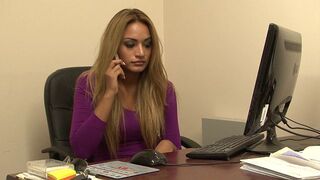 Tanya Tate és Jasmine Summers vad hardcore kefélése a babysitter meló után