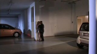Donna Bell szőke bombázó tökéletes fenekébe csúsztatja a vastag farkat mélyen, egészen a gyönyörűséges hátsó nyílásig